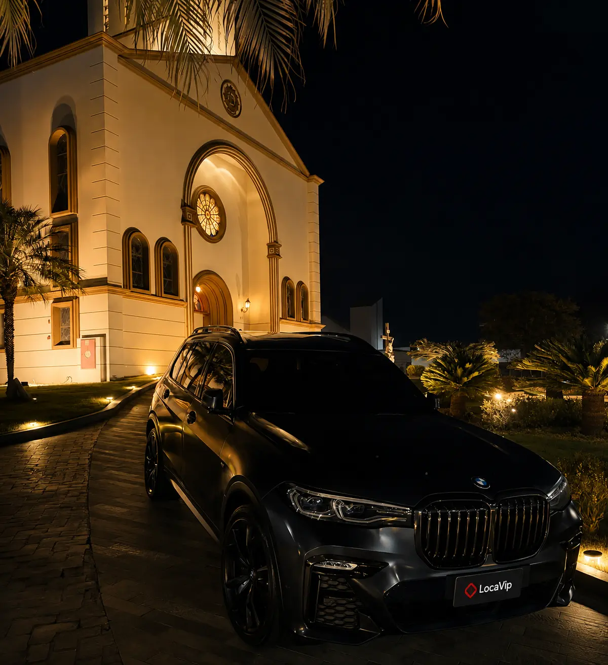 BMW X7 preto Loca Vip em frente a igreja iluminada