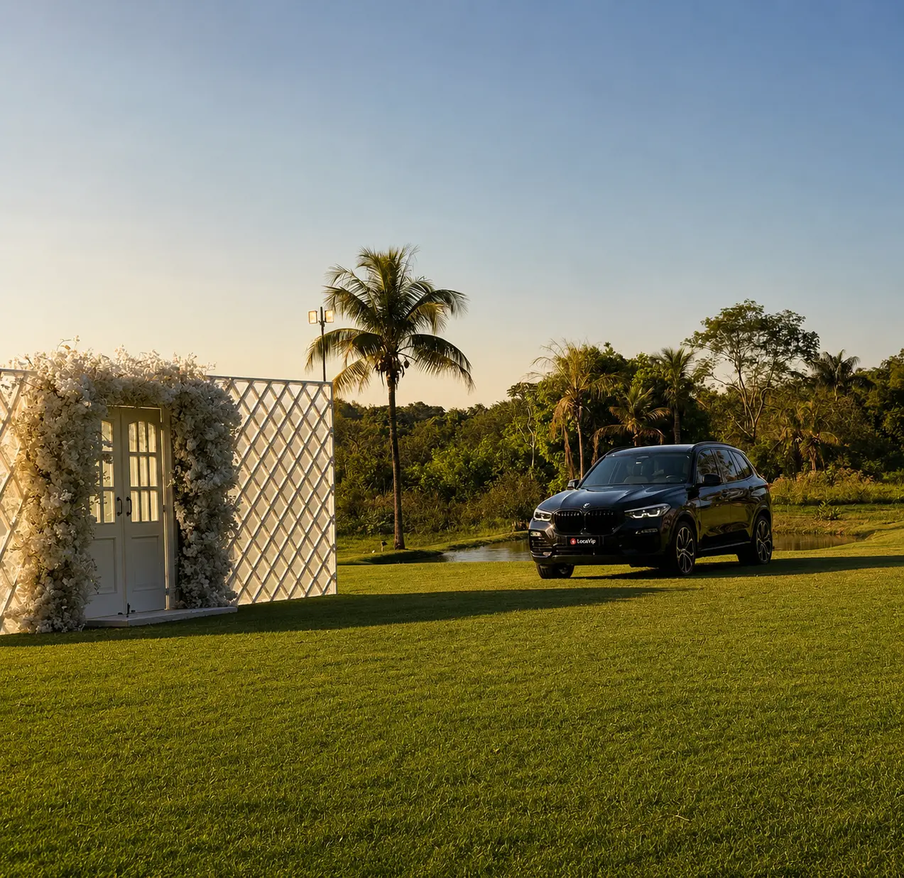 BMW X5 Loca Vip ao lado de decoração de casamento